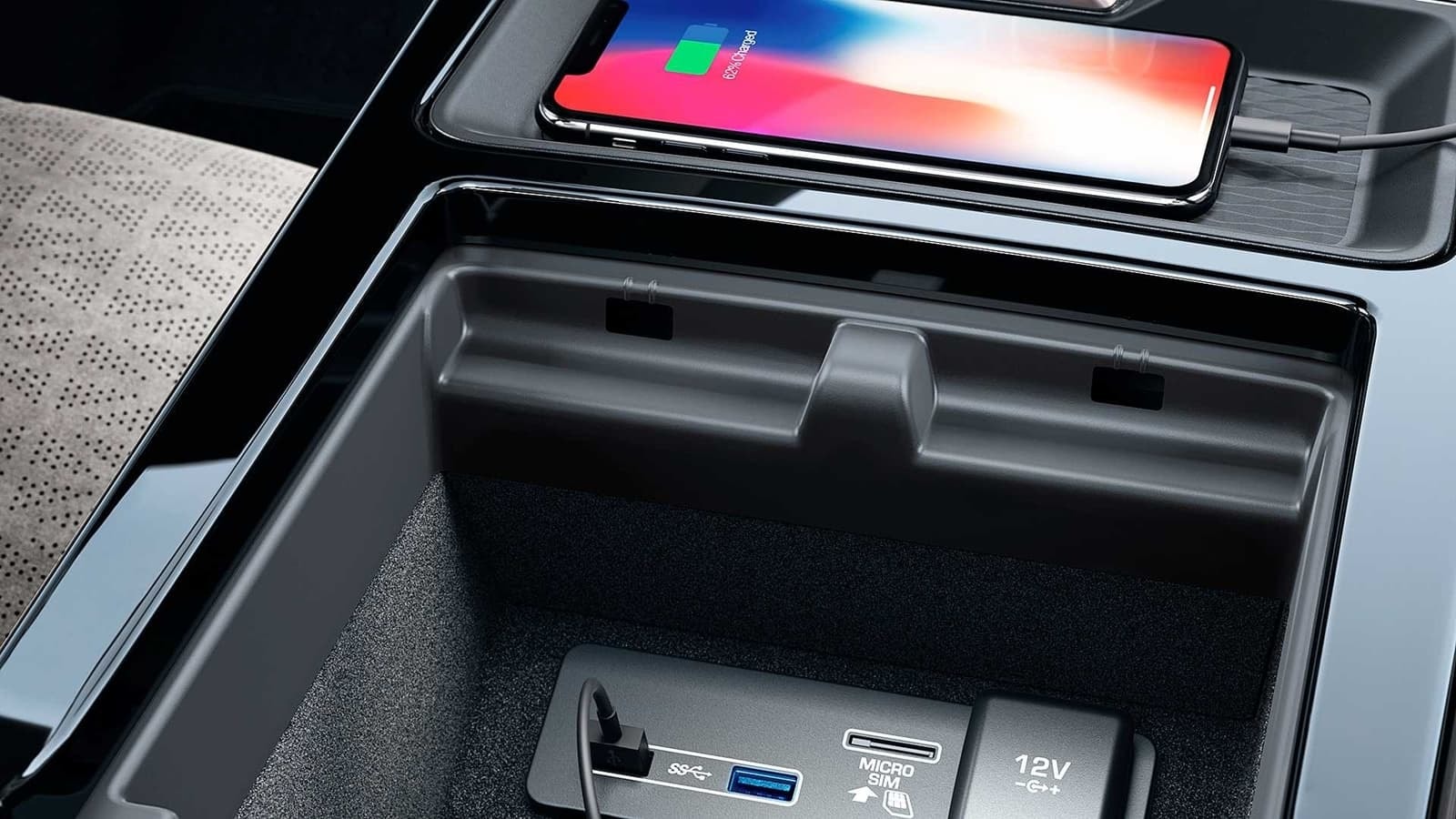 Consola central Evoque con compartimento para dispositivos móviles.