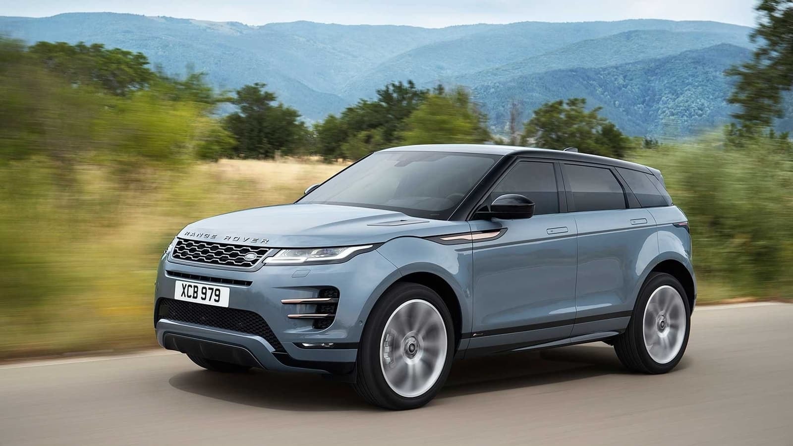 El Evoque en su hábitat natural en carretera, con las montañas como telón.