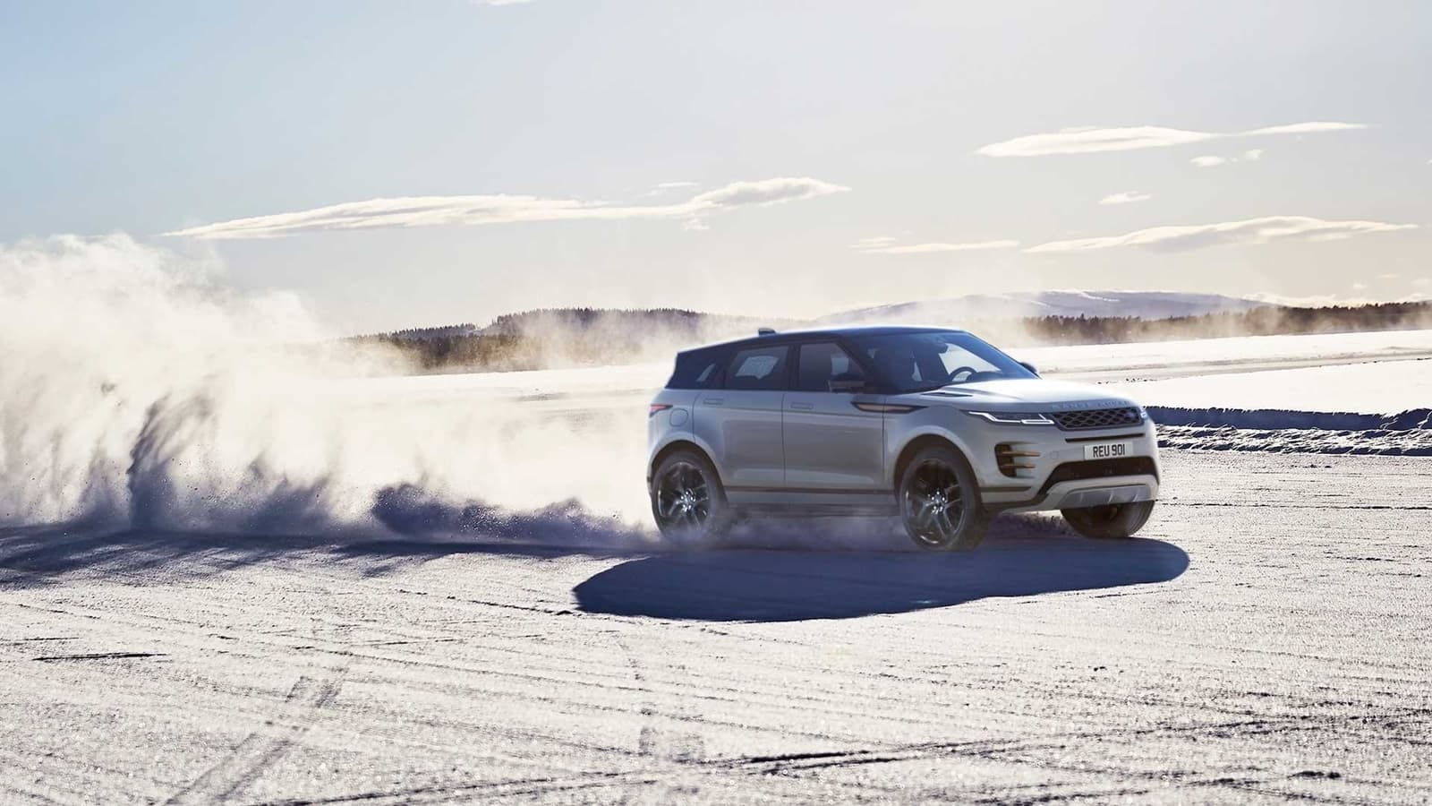 Dominio del derrape con el Evoque en un ambiente nevado, demostrando tracción.