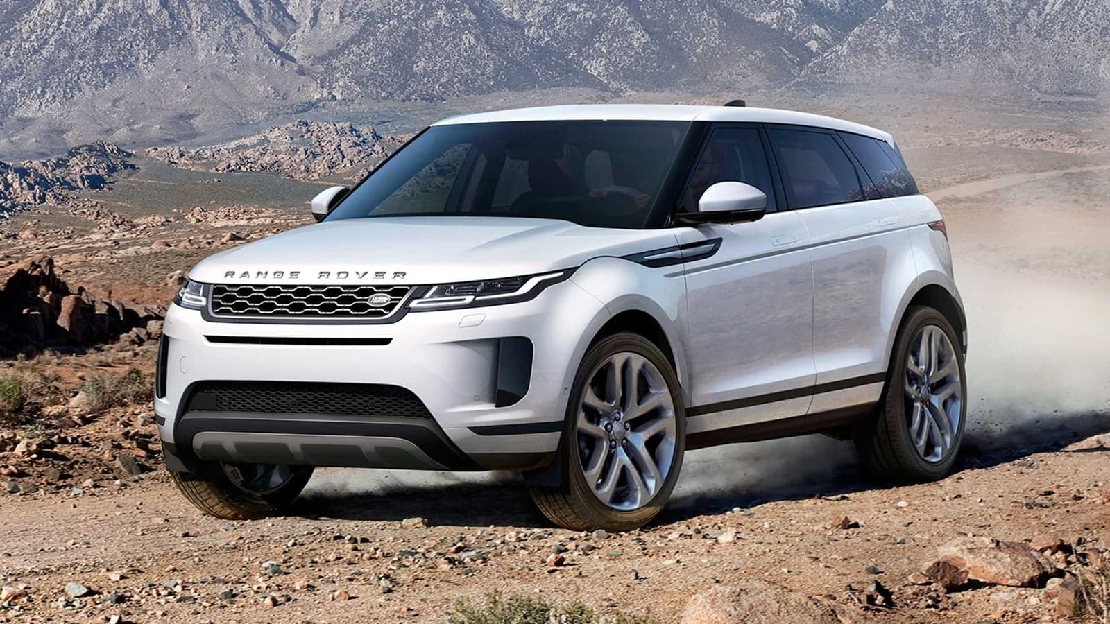 Un Evoque atravesando el desierto, destacando sus capacidades todo terreno