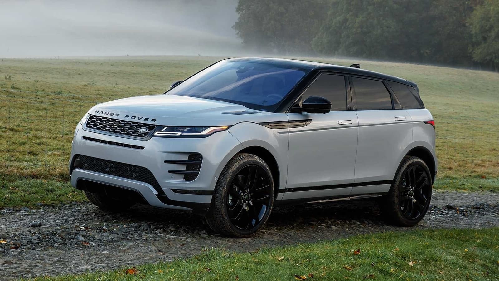 Perfil del Evoque mostrando su diseño dinámico bajo un cielo nublado.