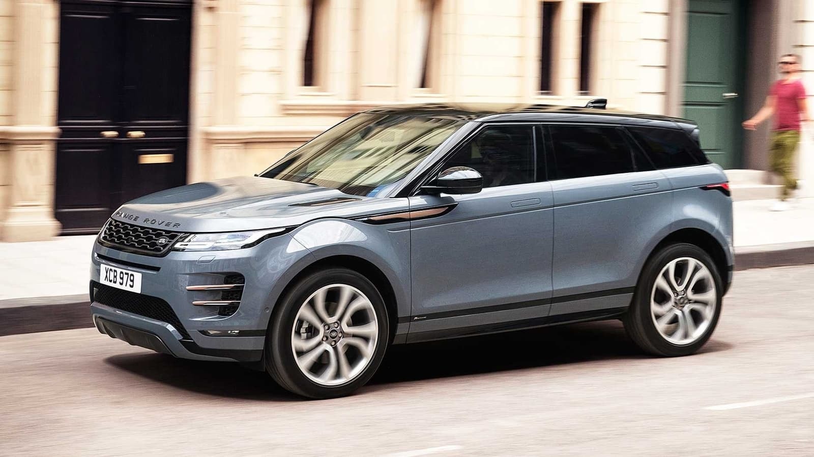 El Range Rover Evoque se mueve con estilo por el entorno urbano.