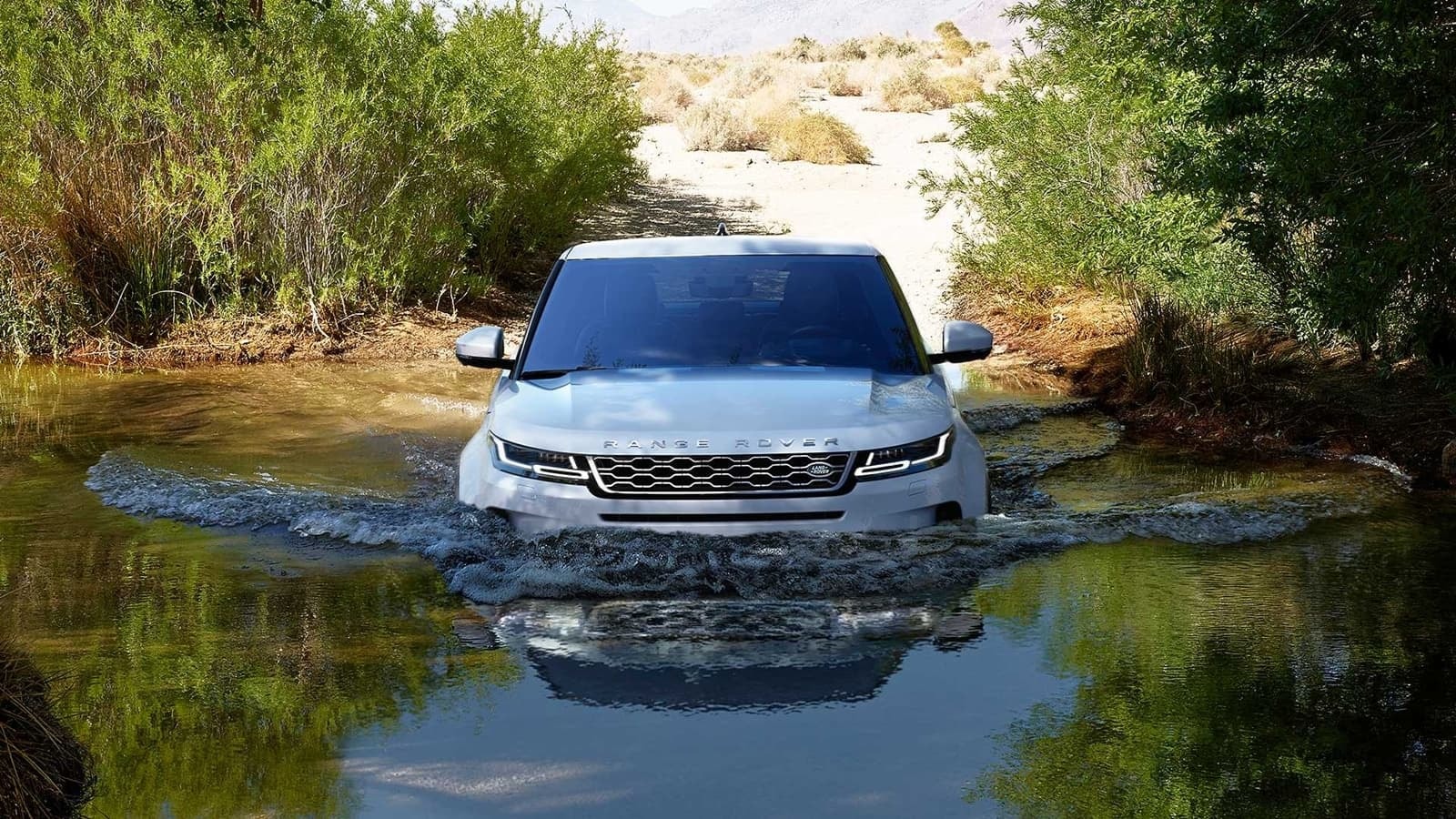 Evoque vadeando con confianza por un paso de agua, ilustra su vadeo máximo.