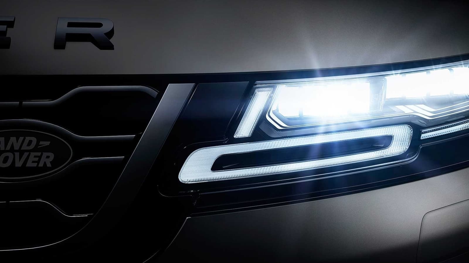 Primer plano de las luces LED del Evoque, tecnología y diseño avanzados.