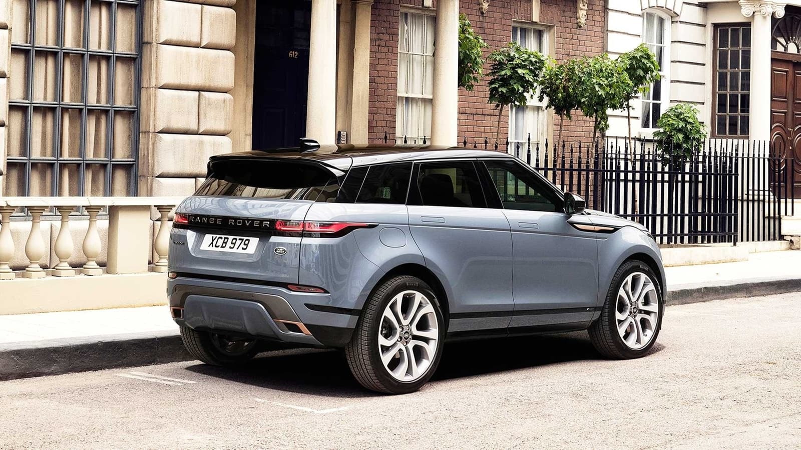 Diseño trasero del Evoque, destacando sus líneas modernas y faros distintivos.