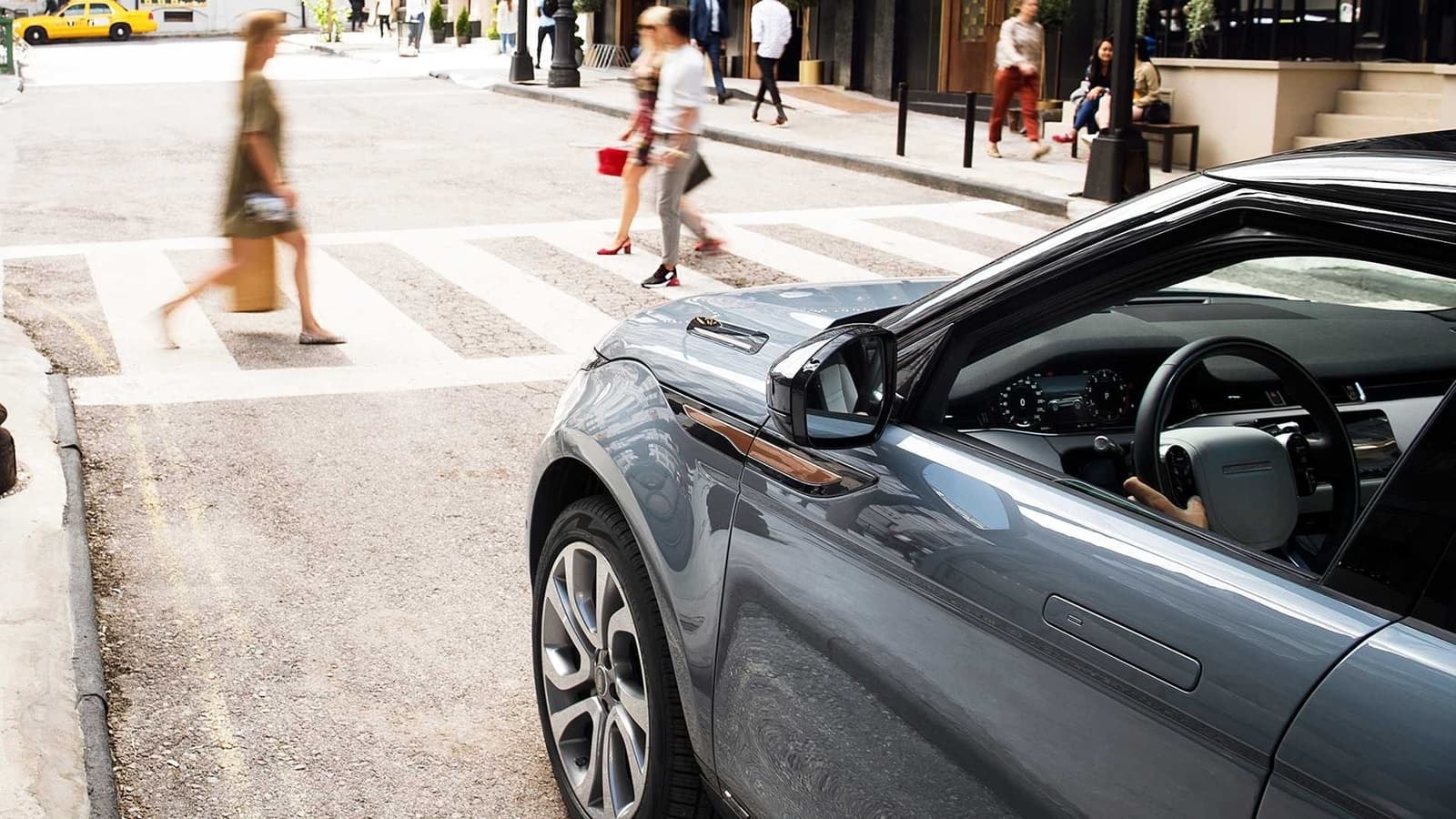 Vista frontal del Evoque, integrándose perfectamente en un escenario urbano sofisticado.