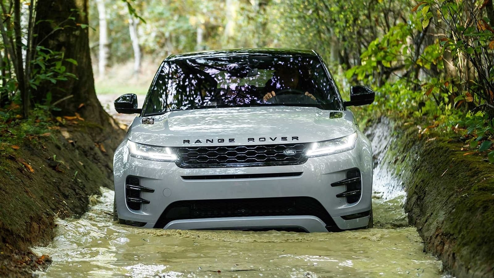 El Evoque afrontando un vadeo con determinación y estilo característicos