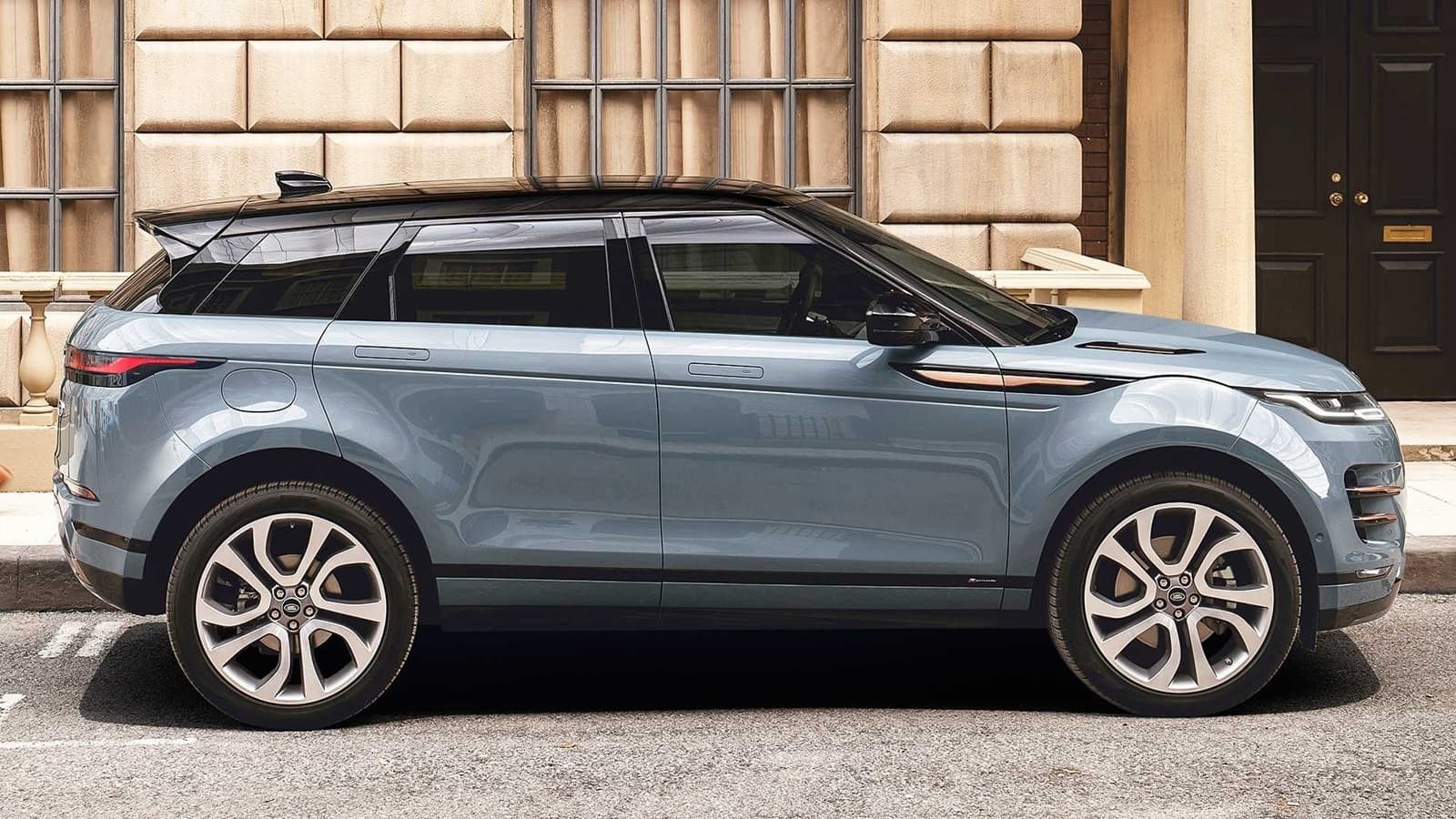 Vista lateral del Range Rover Evoque en entorno urbano.