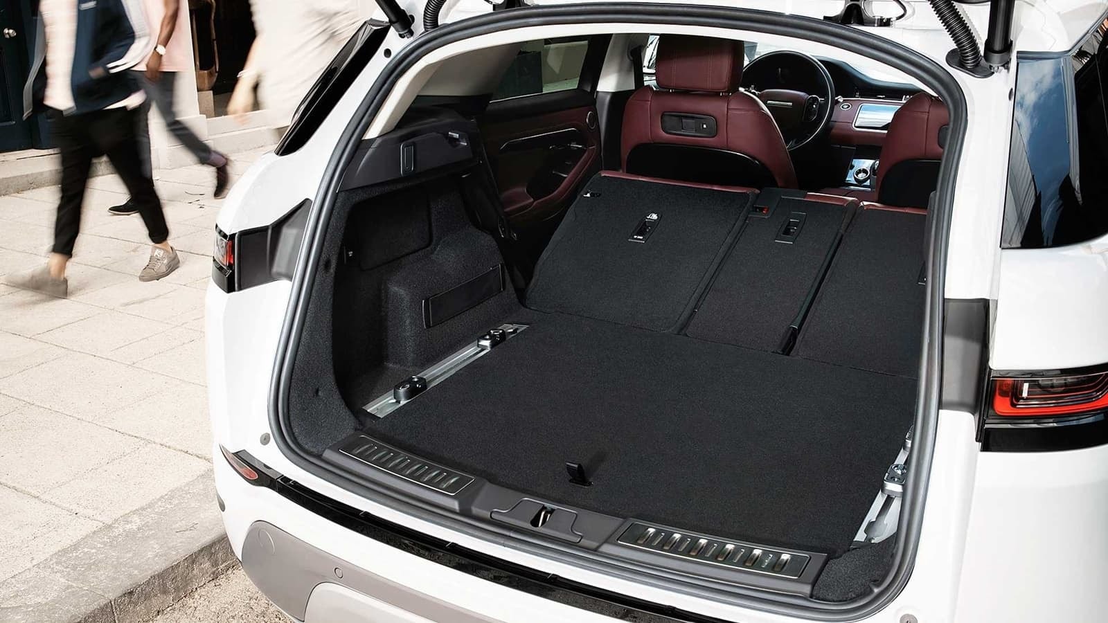 Maletero con respaldo abatible mostrando la modularidad del espacio.