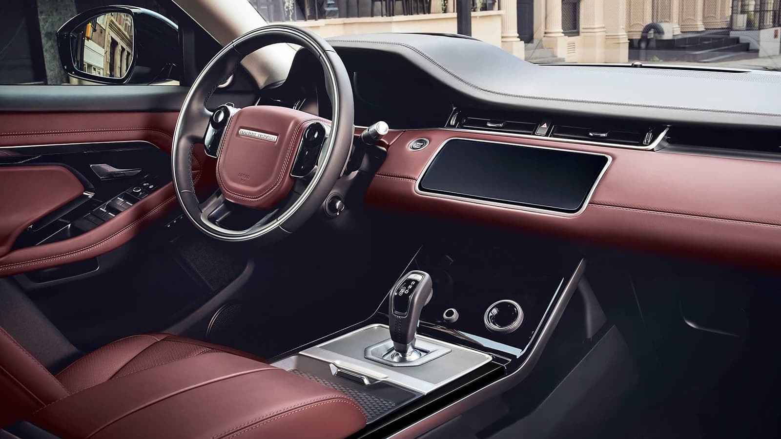 Vista del salpicadero con detalles en cuero y pantalla táctil integrada.