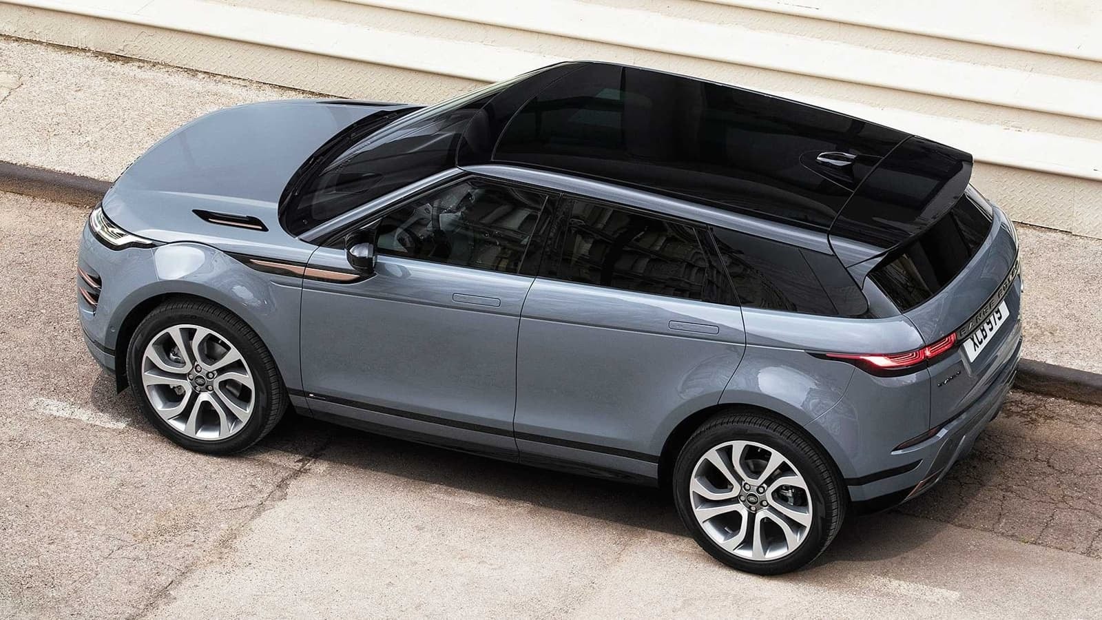 Toma cenital del Evoque apreciando su elegante diseño frontal y lateral.