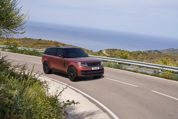 Vista lateral del Range Rover Híbrido en movimiento, mostrando su aerodinámica.