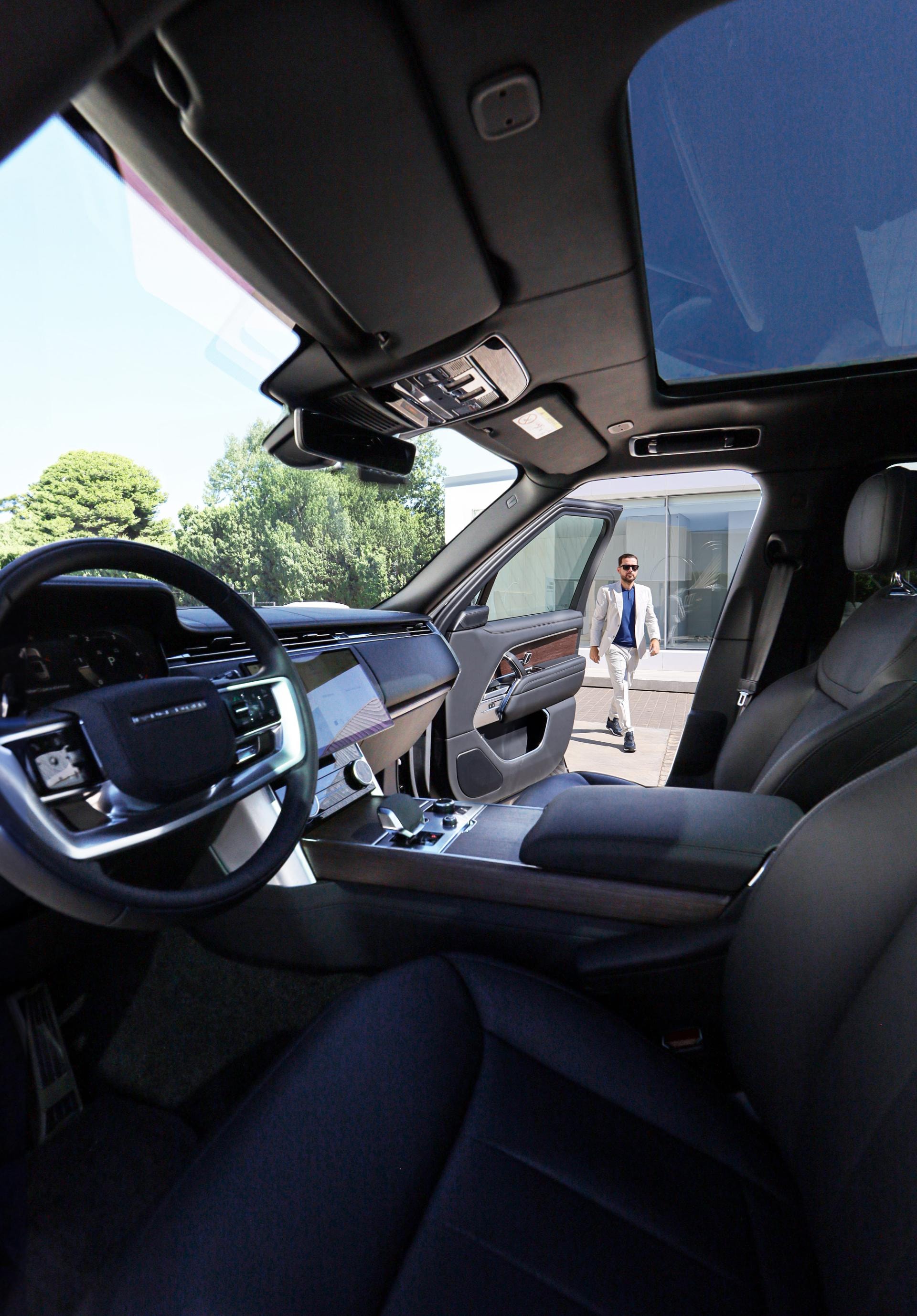 Perspectiva desde el asiento del conductor dentro de un Range Rover Híbrido.