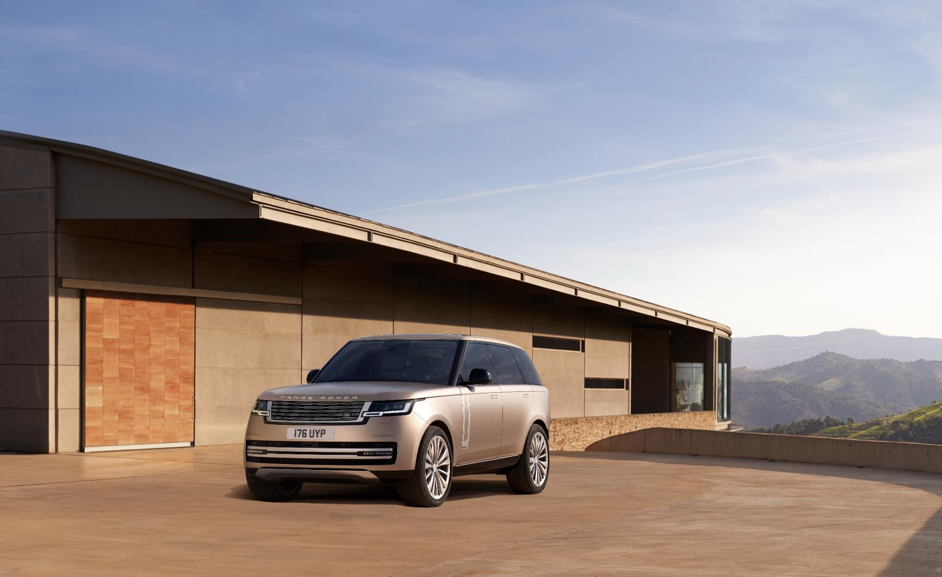 Elegante Range Rover híbrido complementa la arquitectura moderna.