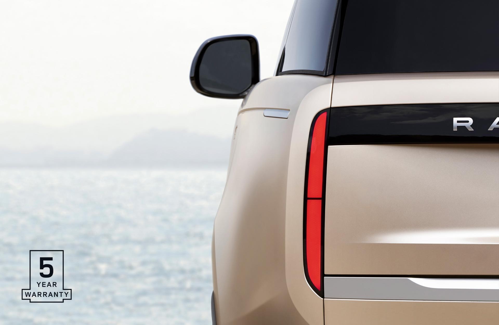 Vista parcial trasera con detalles de piloto y diseño distintivo.