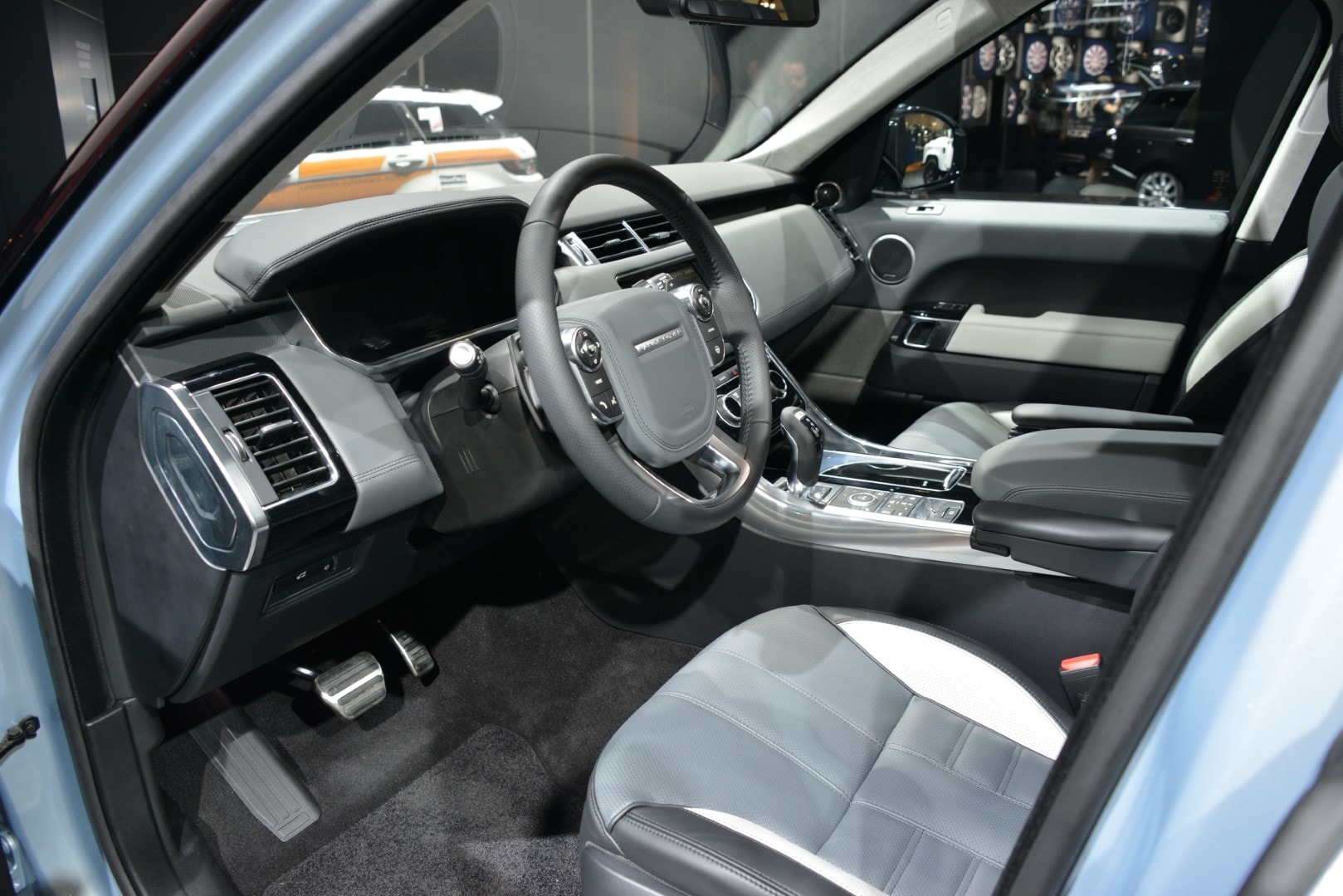 Cabina del Range Rover Sport mostrando la disposición de asientos y consola.