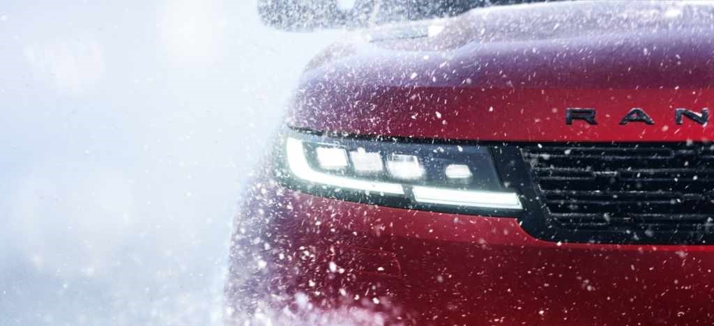 La delantera del Range Rover Sport Híbrido desafiando climas extremos