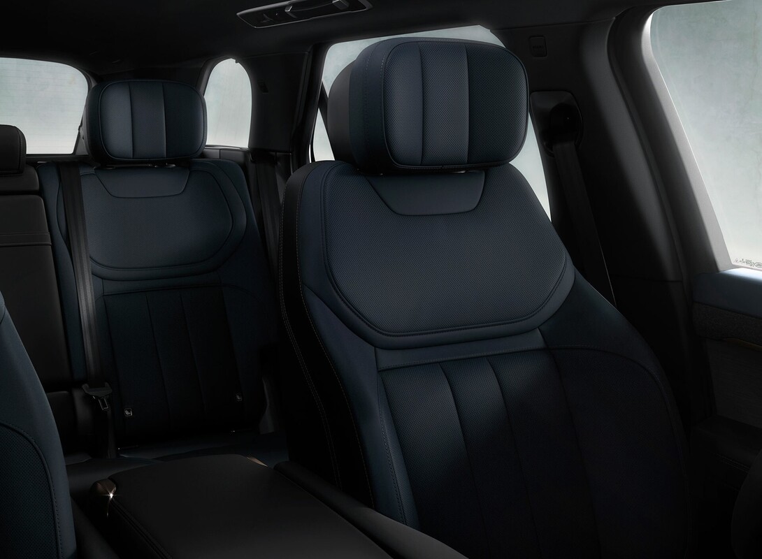 Asientos traseros en piel, confortables y con un diseño premium. Asientos traseros en piel, confortables y con un diseño premium.