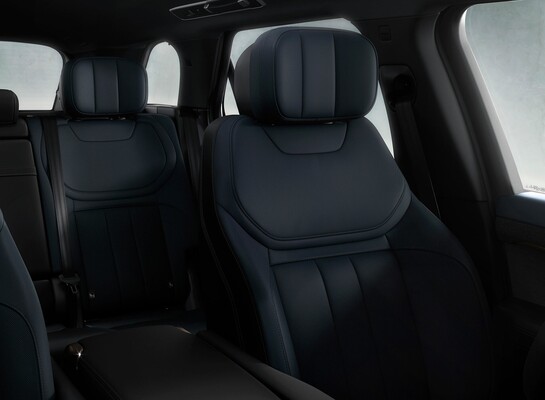 Asientos traseros en piel, confortables y con un diseño premium. Asientos traseros en piel, confortables y con un diseño premium.