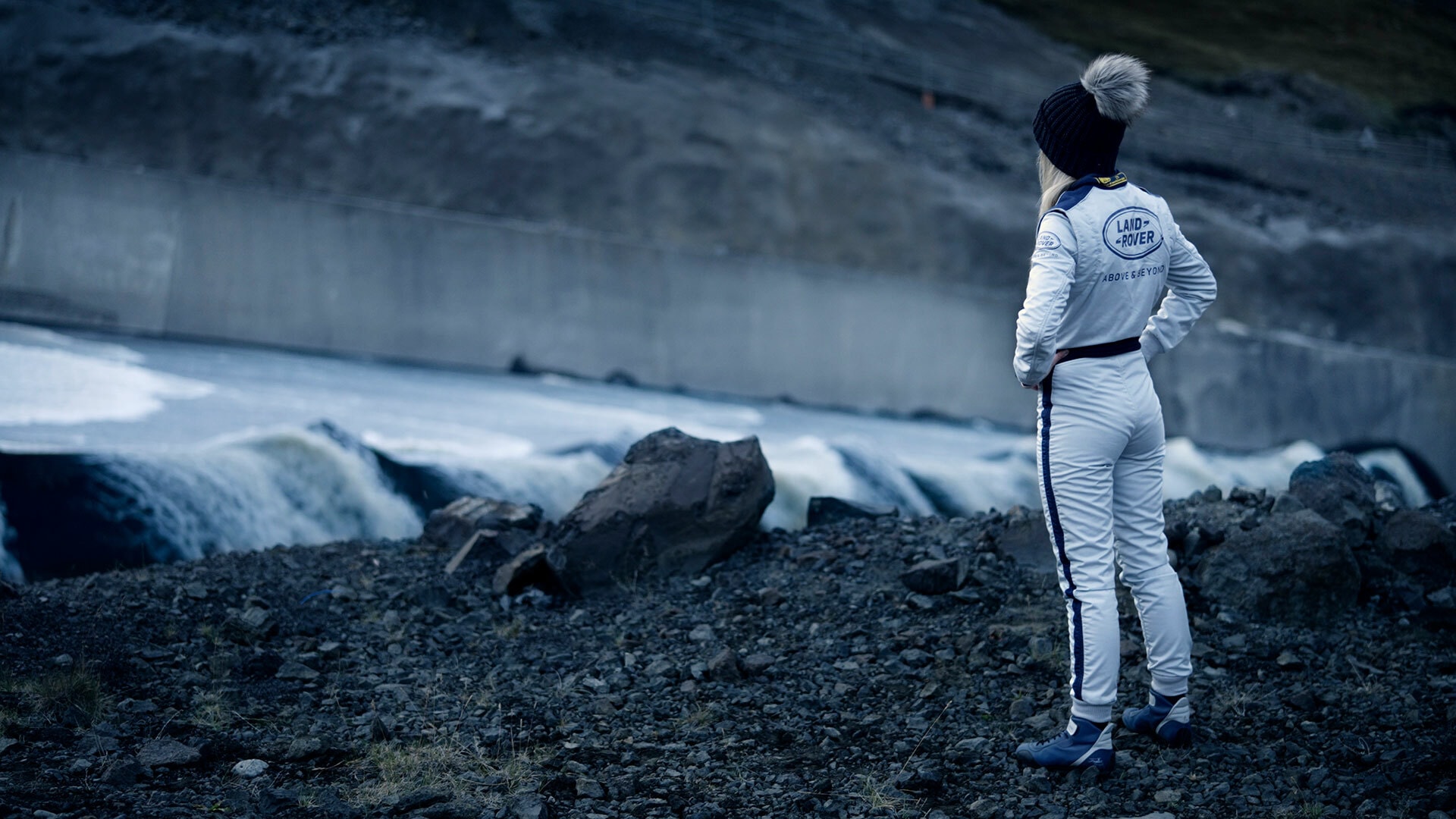 Piloto contemplando el horizonte, pose reflexiva.