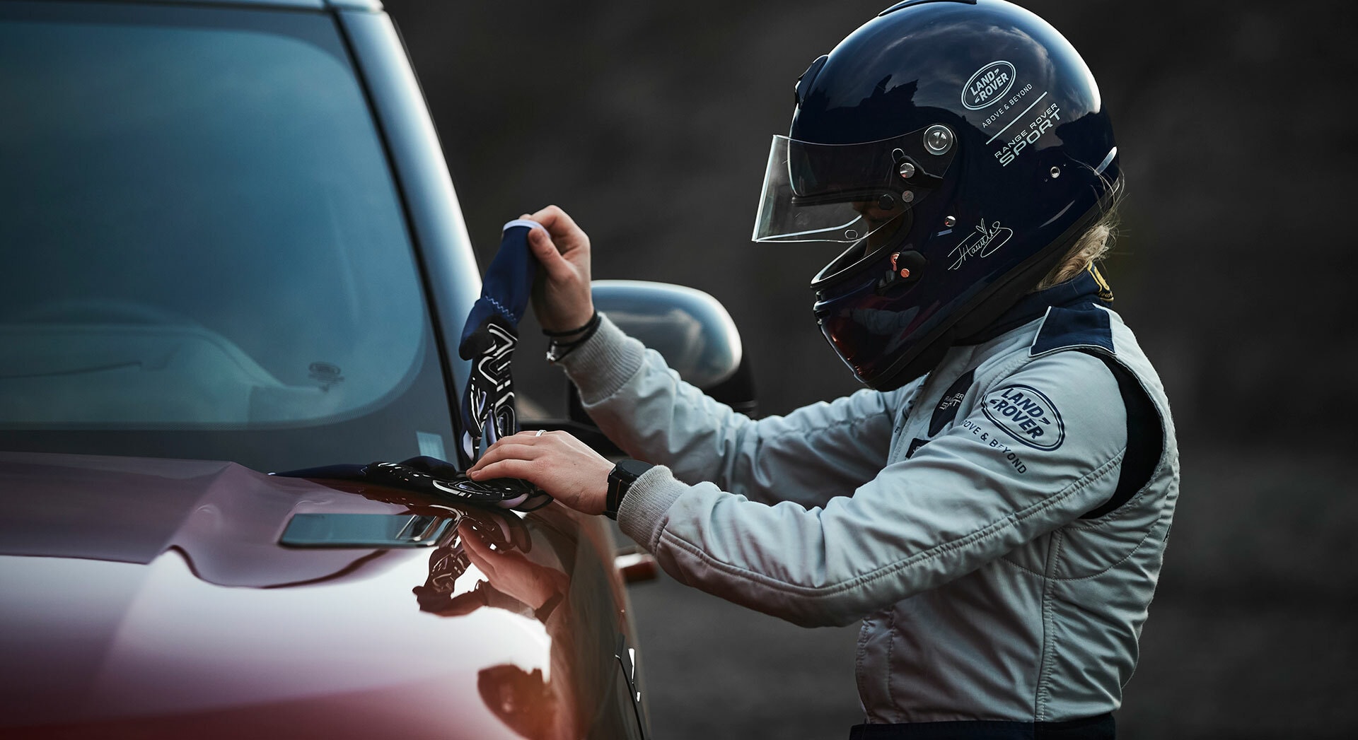 Piloto ajustándose el casco antes de iniciar la carrera.