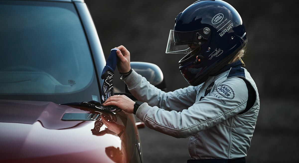 Piloto ajustándose el casco antes de iniciar la carrera. Piloto ajustándose el casco antes de iniciar la carrera.