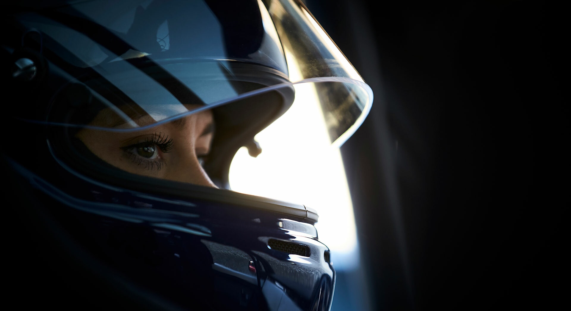 Primer plano de un casco de piloto con reflejo de luz.