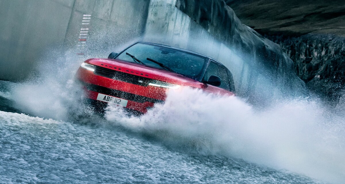 Range Rover Sport enfrentándose a un entorno acuático extremo. Range Rover Sport enfrentándose a un entorno acuático extremo.