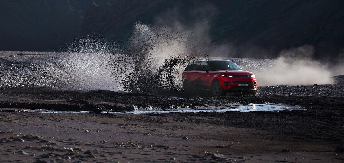 Range Rover Sport demostrando sus capacidades todoterreno. Range Rover Sport demostrando sus capacidades todoterreno.