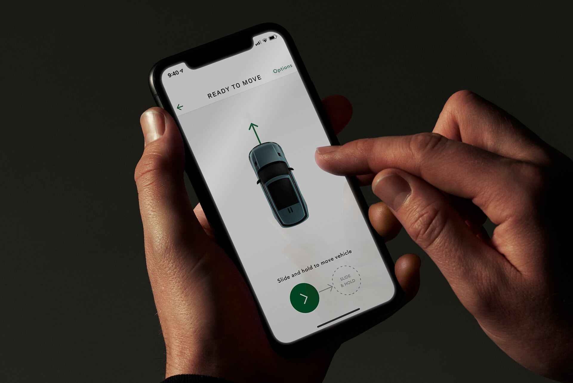 Aplicación móvil para control del vehículo que resalta la tecnología a bordo.