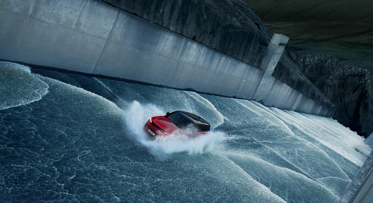 Range Rover Sport demostrando su capacidad todoterreno en un río congelado. Range Rover Sport demostrando su capacidad todoterreno en un río congelado.
