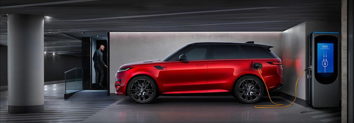 Range Rover Sport eléctrico cargándose, tecnología y diseño de punta. Range Rover Sport eléctrico cargándose, tecnología y diseño de punta.
