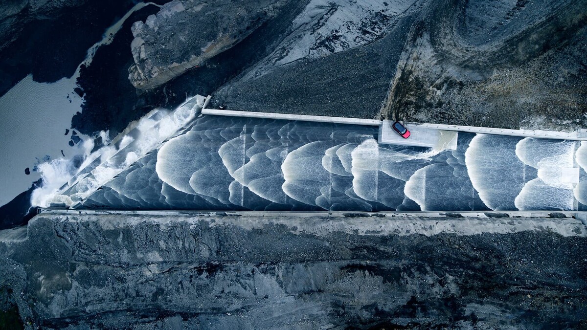 Range Rover Sport sobre glaciar demostrando su tracción integral. Range Rover Sport sobre glaciar demostrando su tracción integral.