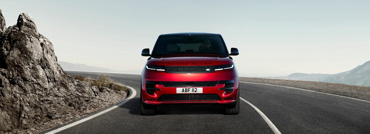 El Range Rover Sport en rojo captura la esencia de potencia y elegancia en una carretera despejada. El Range Rover Sport en rojo captura la esencia de potencia y elegancia en una carretera despejada.