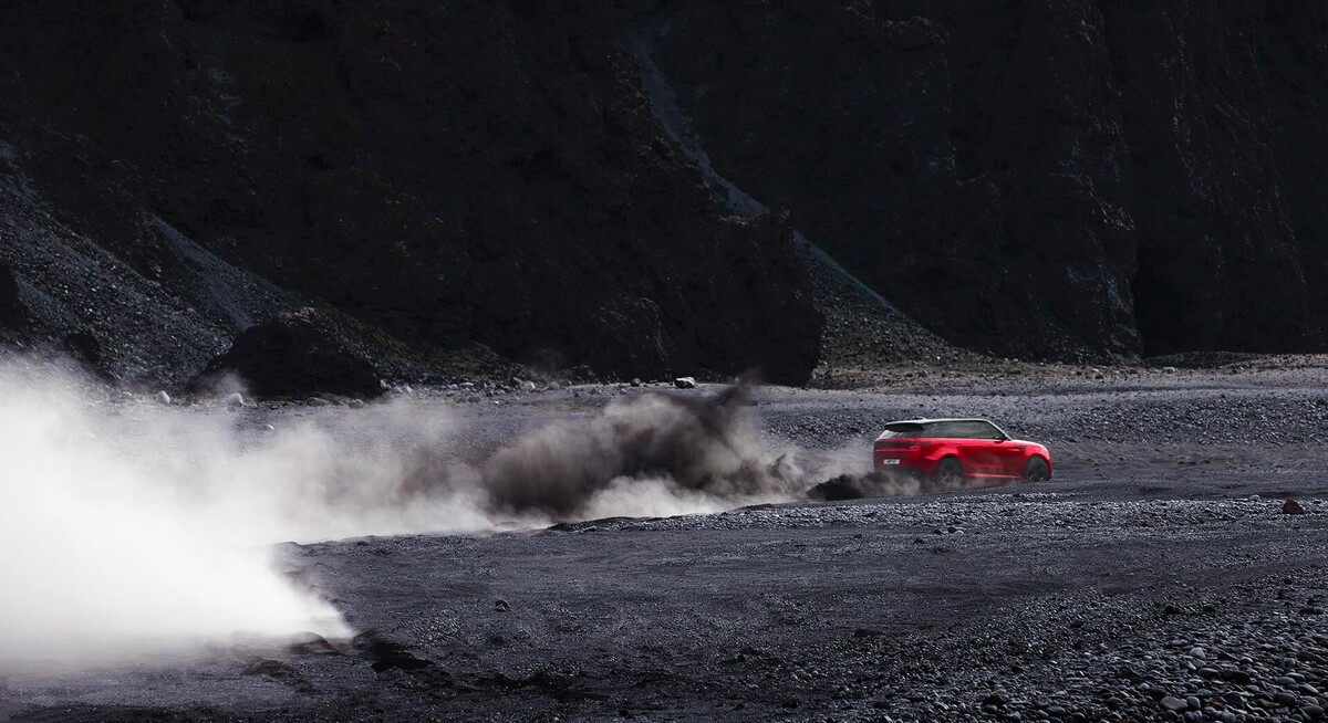 Range Rover Sport surcando un terreno desértico, dinamismo puro. Range Rover Sport surcando un terreno desértico, dinamismo puro.