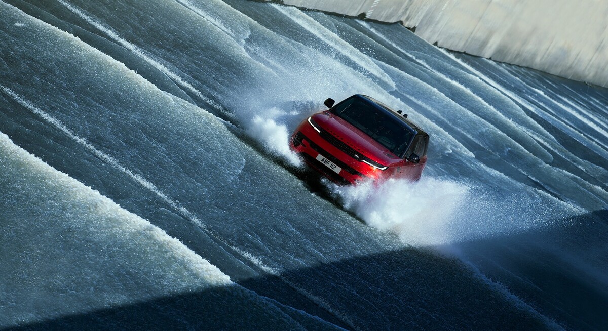 Range Rover Sport maniobra en pendiente nevada, reflejando su tracción. Range Rover Sport maniobra en pendiente nevada, reflejando su tracción.