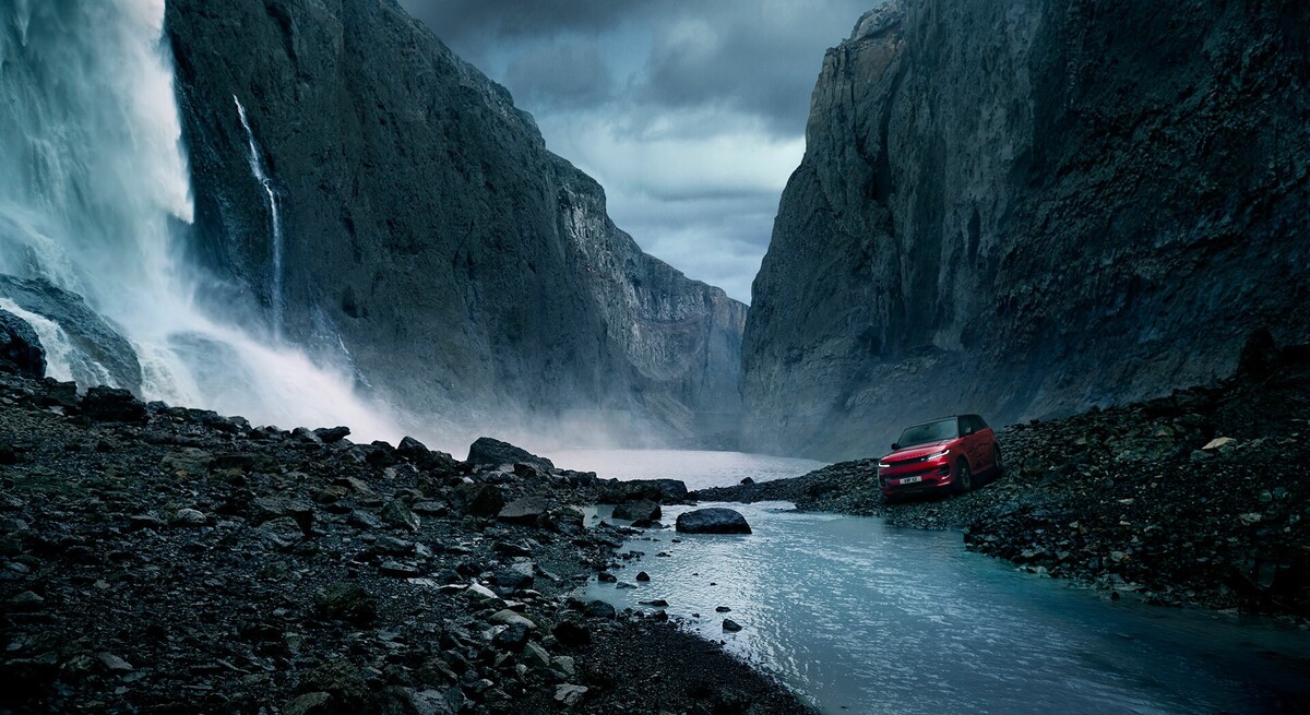 Range Rover Sport en entorno montañoso destacando su adaptabilidad. Range Rover Sport en entorno montañoso destacando su adaptabilidad.