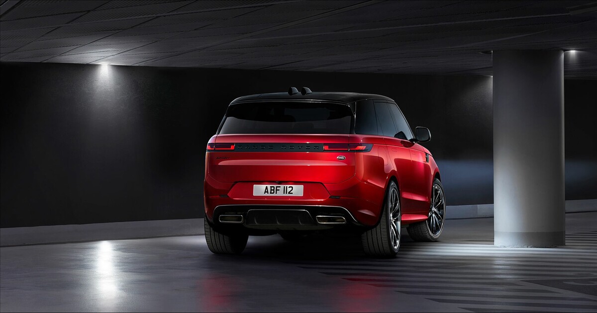Vista trasera del Range Rover Sport, ilustrando su robustez y elegancia. Vista trasera del Range Rover Sport, ilustrando su robustez y elegancia.