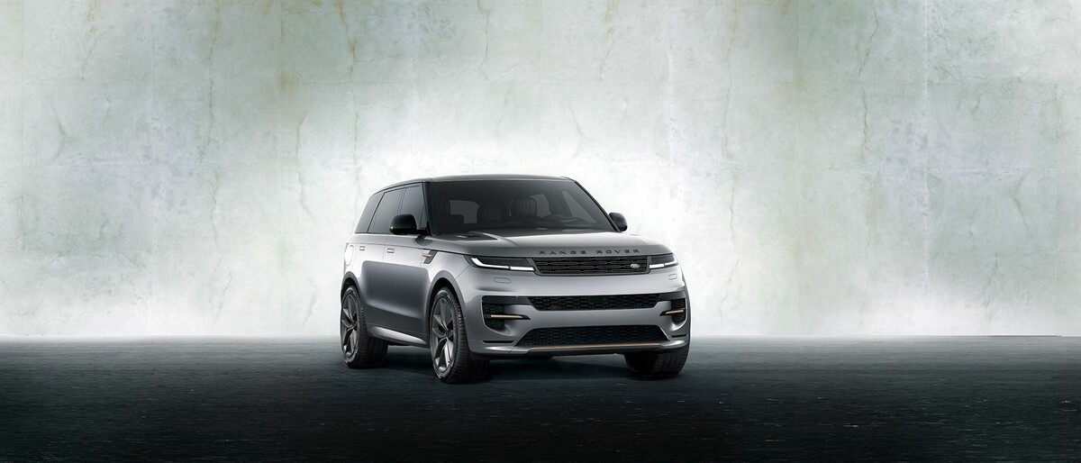 Un ángulo similar, el Range Rover Sport luce un frente característico con su icónica parrilla. Un ángulo similar, el Range Rover Sport luce un frente característico con su icónica parrilla.