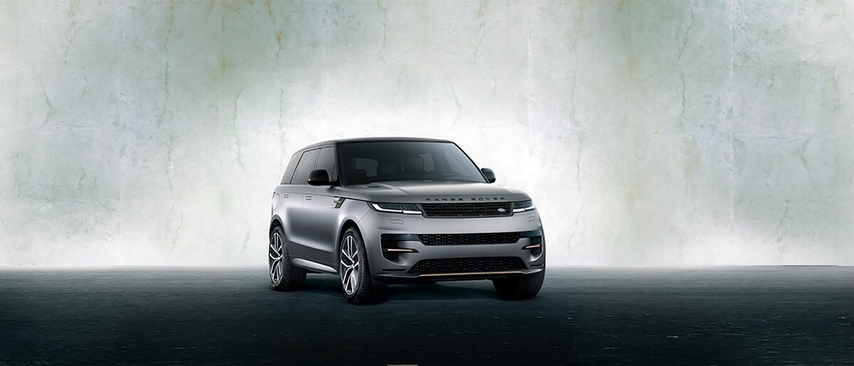 Vista frontal del Range Rover Sport en color gris, destacando sus líneas dinámicas y frontales. Vista frontal del Range Rover Sport en color gris, destacando sus líneas dinámicas y frontales.