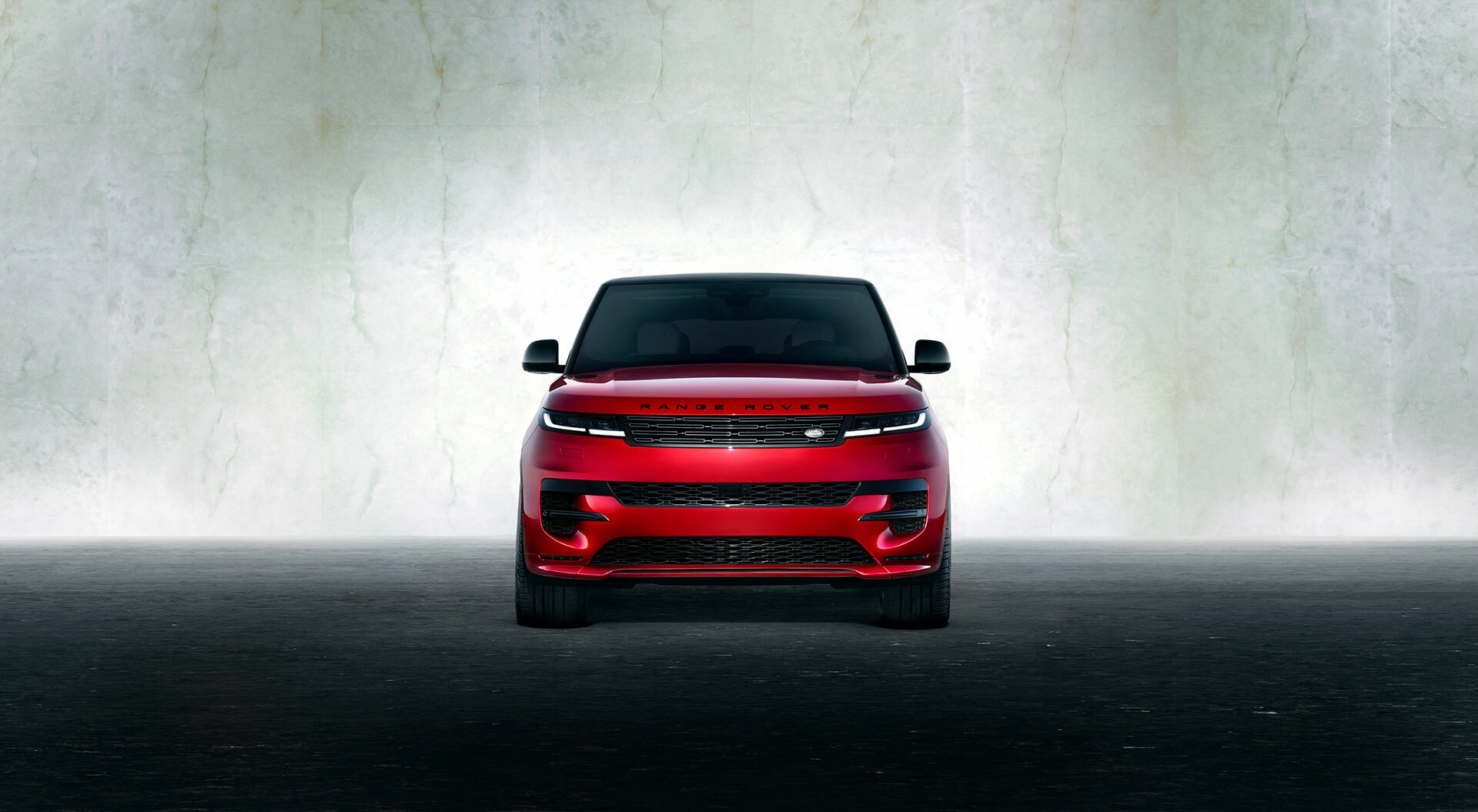 El contraste del rojo vibrante del Range Rover Sport realza su diseño atrevido y moderno.