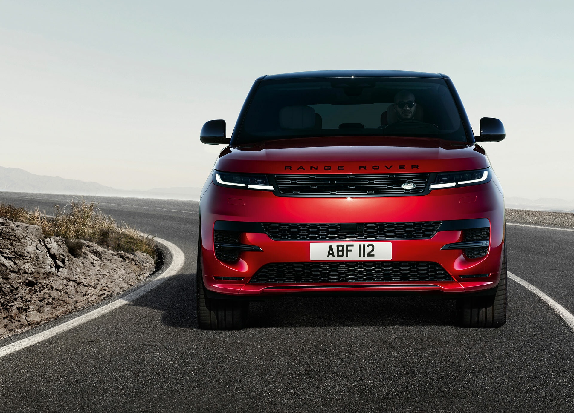 Frontal completo del Range Rover Sport mostrando diseño y tecnología.