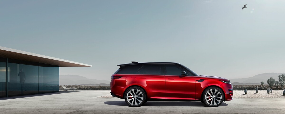 Perfil lateral del Range Rover Sport mostrando sus elementos de diseño dinámico y moderno. Perfil lateral del Range Rover Sport mostrando sus elementos de diseño dinámico y moderno.