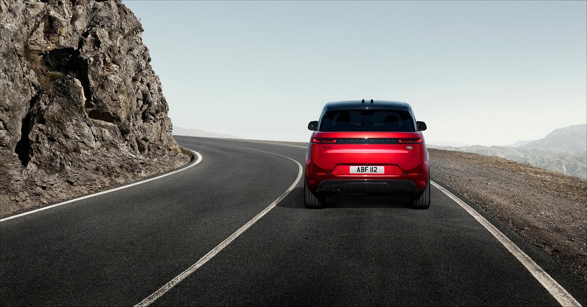 Líneas traseras definidas del Range Rover Sport en carretera. Líneas traseras definidas del Range Rover Sport en carretera.