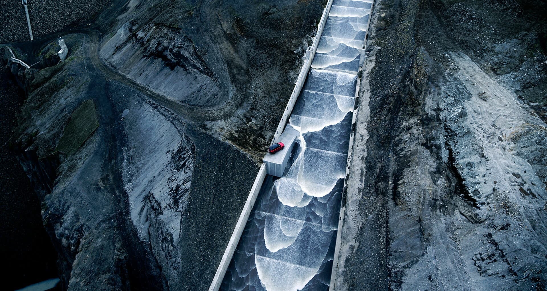 Vista aérea del Range Rover Sport en descenso por pendiente en zigzag.