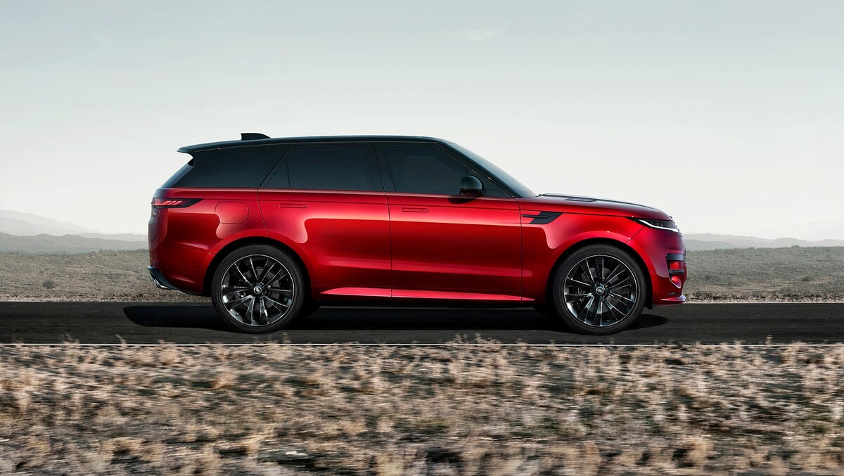 Perfil dinámico del Range Rover Sport en ambiente natural. Perfil dinámico del Range Rover Sport en ambiente natural.