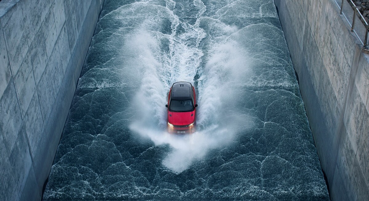 Rango Rover Sport desde perspectiva superior atravesando agua. Rango Rover Sport desde perspectiva superior atravesando agua.