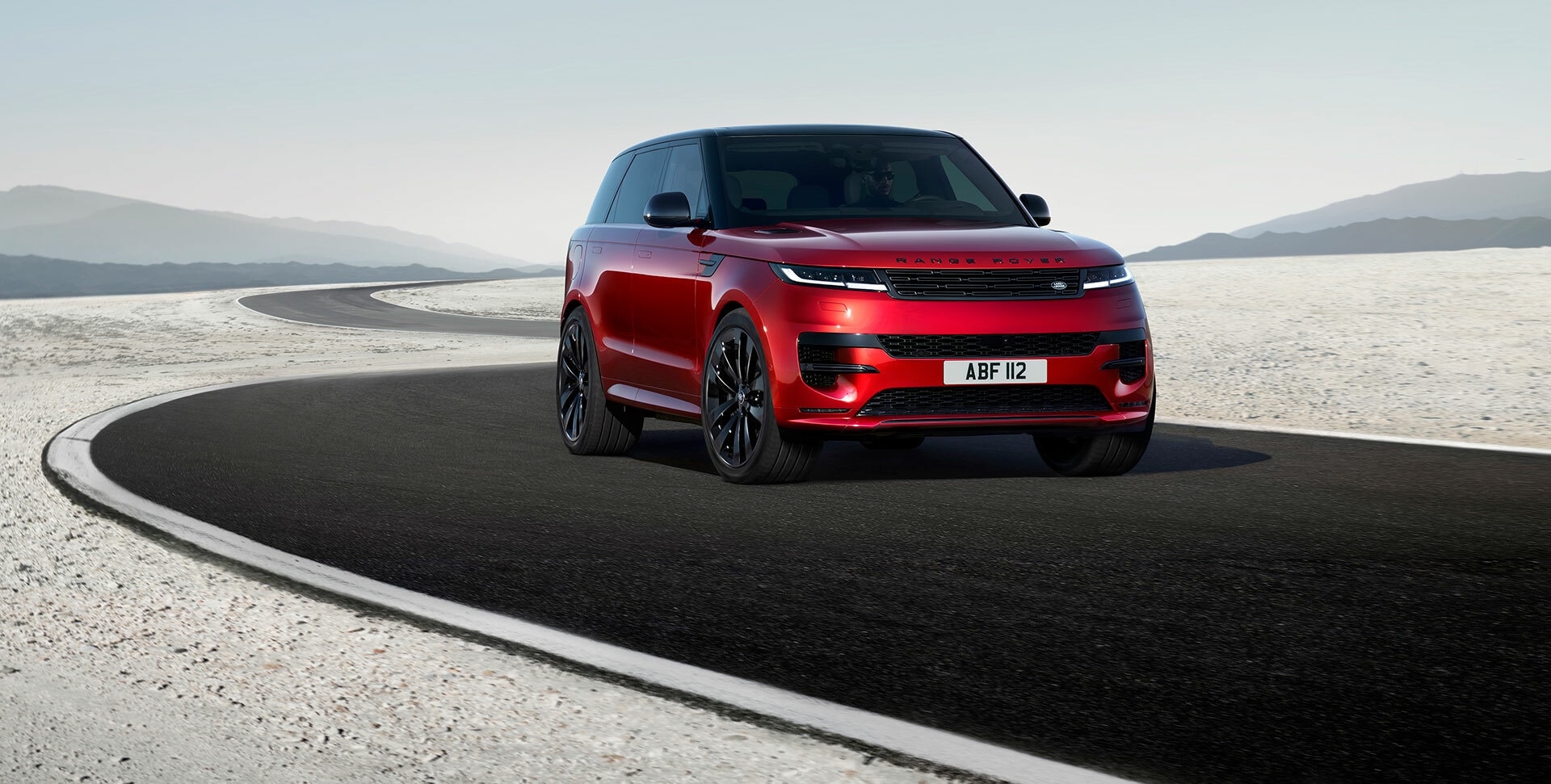 Autoridad y presencia delantera del Range Rover Sport en la carretera.