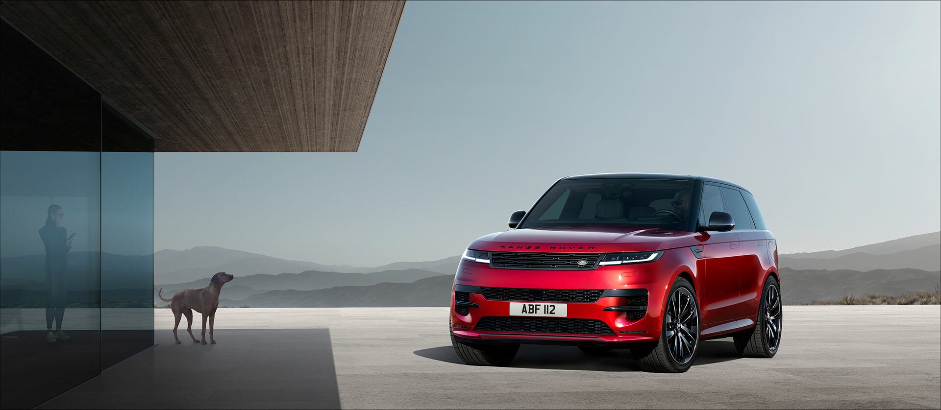 La integración del Range Rover Sport con la arquitectura moderna acentúa su diseño vanguardista y urbano.