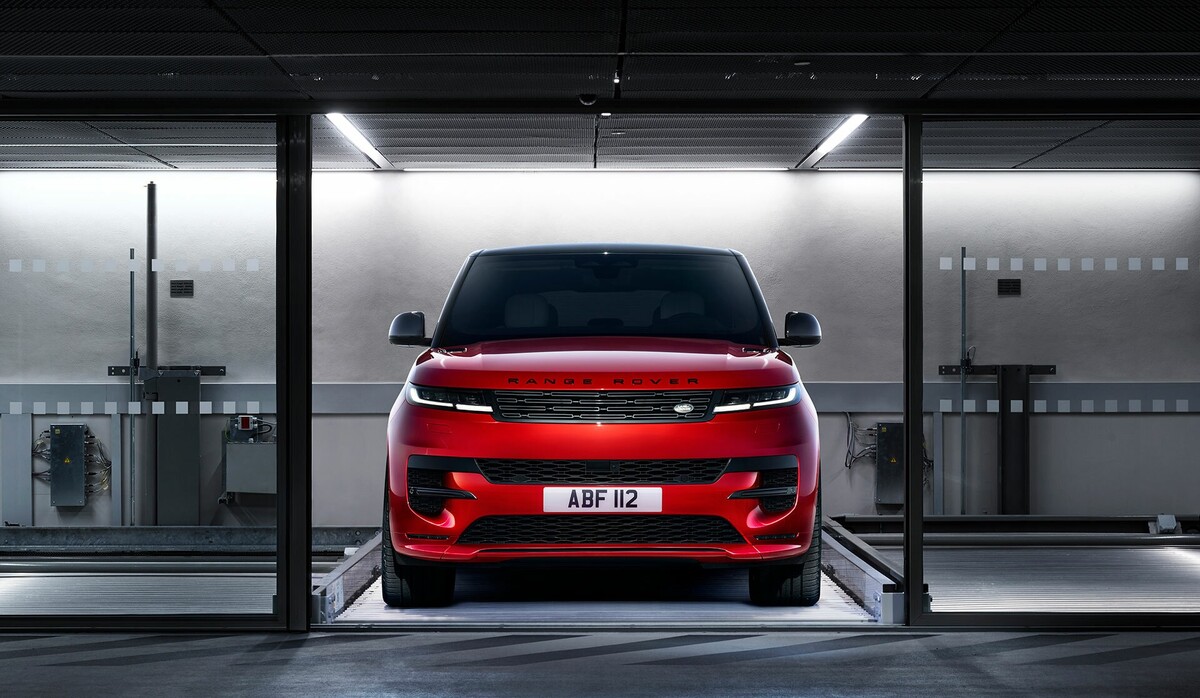 Frontal imponente del Range Rover Sport con una parrilla distintiva. Frontal imponente del Range Rover Sport con una parrilla distintiva.